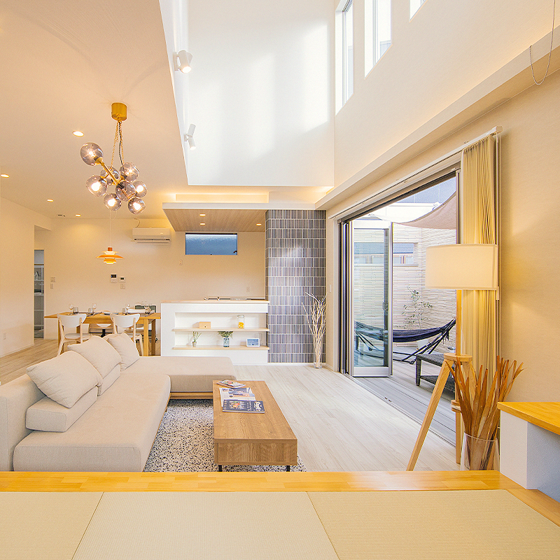 家族みんなで過ごす居心地のよい広々リビング