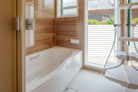 外から入れる浴室